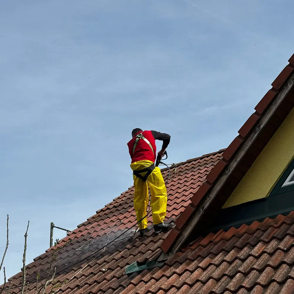 Fachmann bei der Dachreinigung