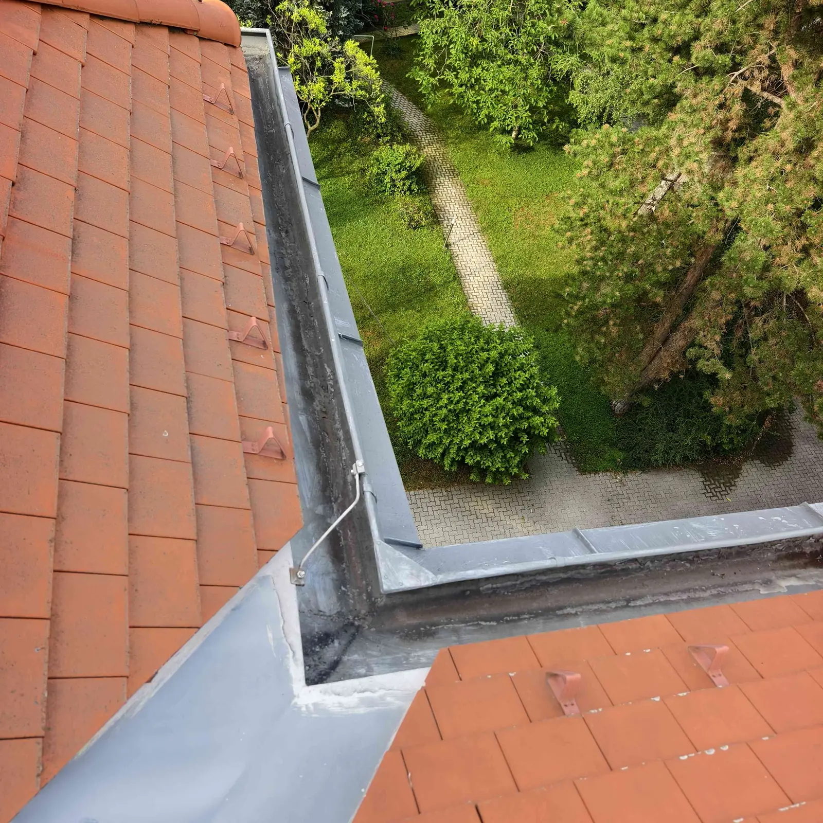 Dachrinne und Blechanschluss am Ziegeldach