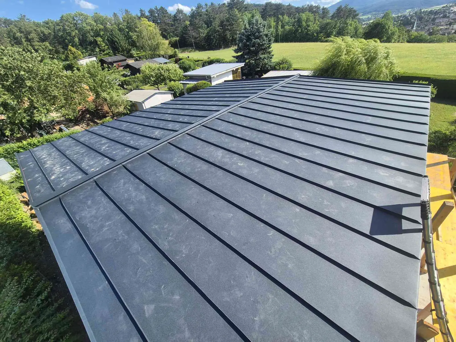 Stehfalz-Metalldach auf einem Wohnhaus