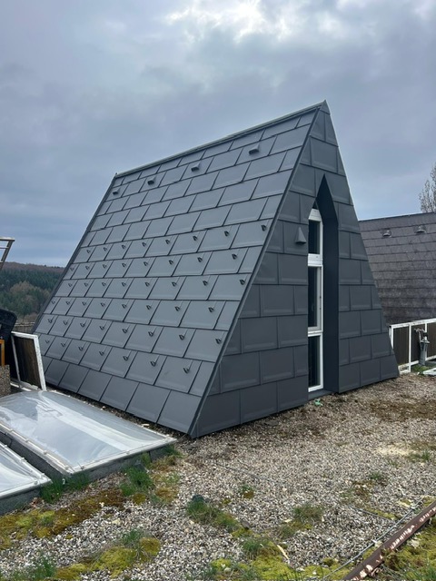 Modernes Dach mit Metallverkleidung