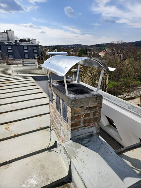 Dachdetail mit Kaminabdeckung