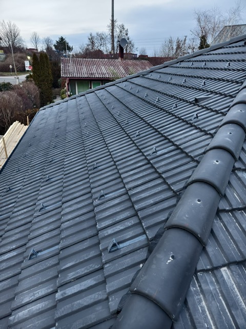 Graues Dach mit Dachziegeln