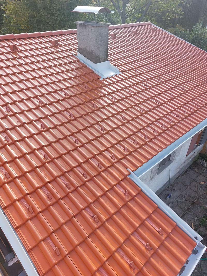 Rotes Ziegeldach nach Dacharbeiten